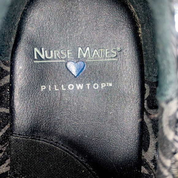 Nurse Mates BRYAR Pillow Top Clogs Black Dark Grey Paisley
Patent Size 10 Wide - Picture 6 of 16